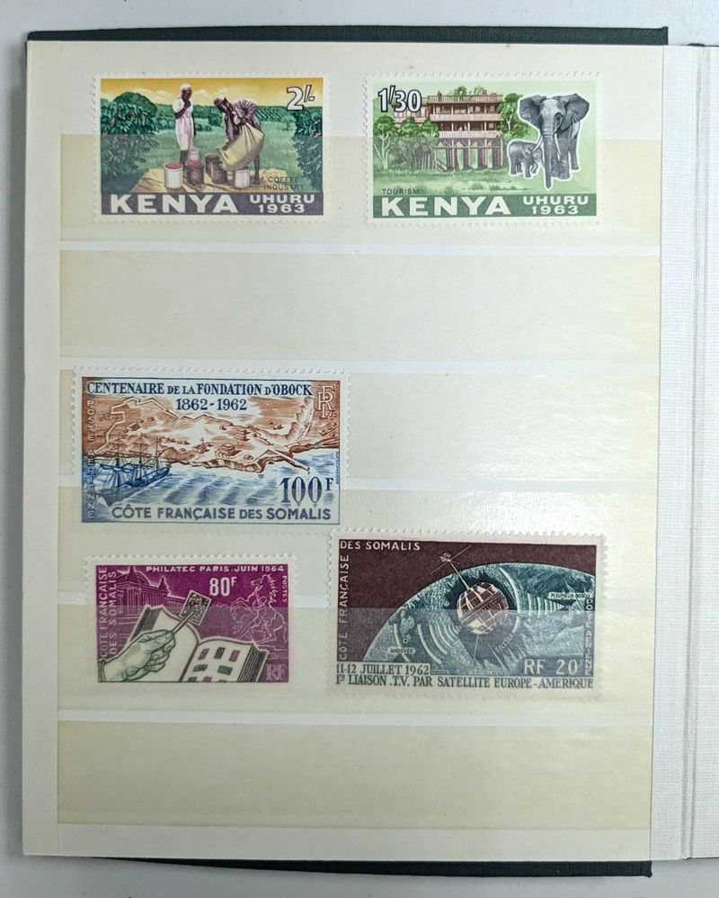 COLLECTION DE TIMBRE DU MONDE EN 4 ALBUMS DE TIMBRES SEMI-MODERNES ET MODERNES, NEUFS OU OBLITERES DONT : EUROPE (EMPIRE ALLEMAND, 3EME REICH, ALLEMAGNE, FRANCE, AUTRICHE, BELGIQUE, GRANDE BRETAGNE ...) ; AFRIQUE (AFRIQUE EQUATORIALE FRANCAISE, DAHOMEY, SENEGAL, SOUDAN, CAMEROUN, EGYPTE, MAROC, REUNION, TUNISIE ...) ; AMERIQUE (CANADA, MEXIQUE, NICARAGUA, GUADELOUPE, GUYANE, ARGENTINE, VENEZUELA ...) ; ASIE (CHINE, INDE ANGLAISE, INDE FRANCAISE, INDOCHINE, VIETNAM, JAPON, ISRAEL, JORDANIE, KUWAIT, ARABIE SAOUDITE ...) ET OCEANIE (NOUVELLE CALEDONIE, ETAT FRANCAIS DE L'OCEANIE, NOUVELLE ZELANDE ...). POSTE AERIENNE, SERIES DE GRANDS HOMME, DE REGION ... ON Y JOINT 18 ENVELOPPES "BUDAPEST" TIMBREES ET OBLITEREES. LOT EXONERE DE TVA.