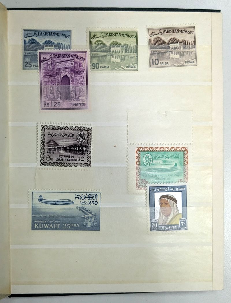 COLLECTION DE TIMBRE DU MONDE EN 4 ALBUMS DE TIMBRES SEMI-MODERNES ET MODERNES, NEUFS OU OBLITERES DONT : EUROPE (EMPIRE ALLEMAND, 3EME REICH, ALLEMAGNE, FRANCE, AUTRICHE, BELGIQUE, GRANDE BRETAGNE ...) ; AFRIQUE (AFRIQUE EQUATORIALE FRANCAISE, DAHOMEY, SENEGAL, SOUDAN, CAMEROUN, EGYPTE, MAROC, REUNION, TUNISIE ...) ; AMERIQUE (CANADA, MEXIQUE, NICARAGUA, GUADELOUPE, GUYANE, ARGENTINE, VENEZUELA ...) ; ASIE (CHINE, INDE ANGLAISE, INDE FRANCAISE, INDOCHINE, VIETNAM, JAPON, ISRAEL, JORDANIE, KUWAIT, ARABIE SAOUDITE ...) ET OCEANIE (NOUVELLE CALEDONIE, ETAT FRANCAIS DE L'OCEANIE, NOUVELLE ZELANDE ...). POSTE AERIENNE, SERIES DE GRANDS HOMME, DE REGION ... ON Y JOINT 18 ENVELOPPES "BUDAPEST" TIMBREES ET OBLITEREES.