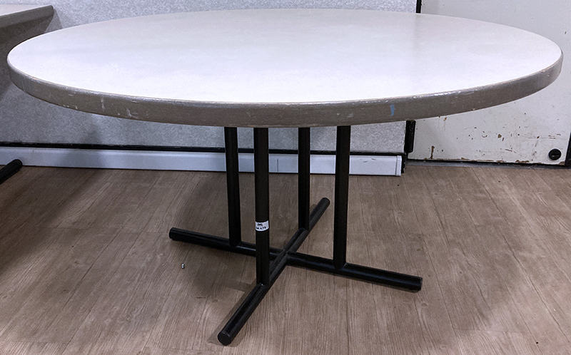 TABLE RONDE 4 PLACES A PLATEAU EN BOIS STRATIFIE BEIGE CLAIR REPOSANT SUR UN PIETEMENT EN ACIER LAQUE NOIR. 73 X 140 CM.