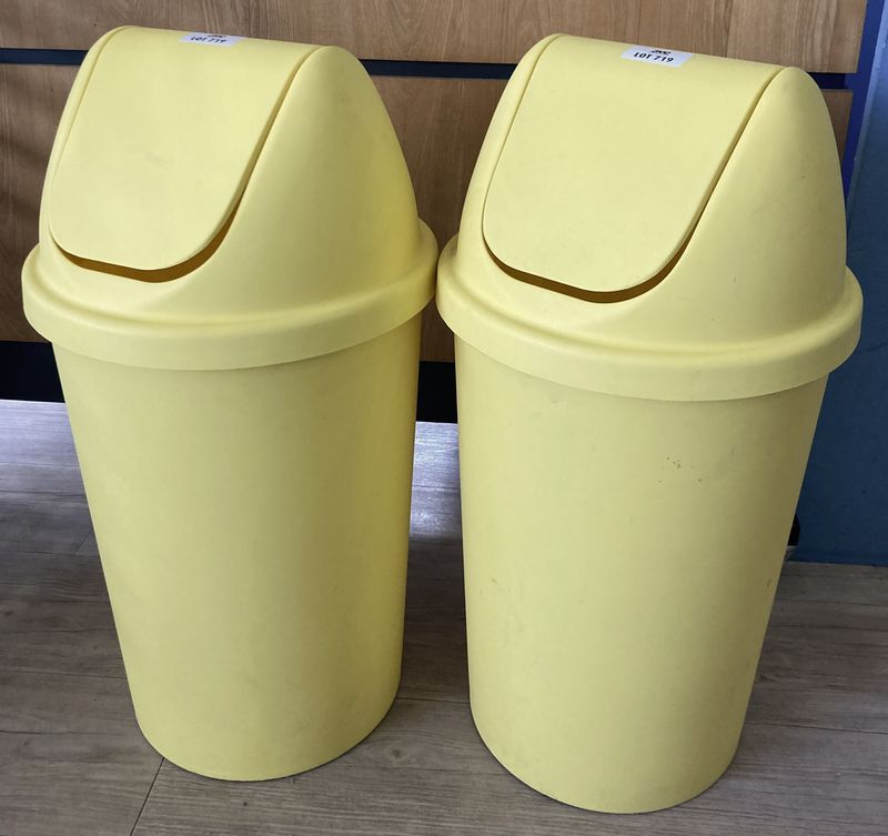 PAIRE DE POUBELLES EN NYLON JAUNE. 70 X 36 CM. ARCUEIL 4.