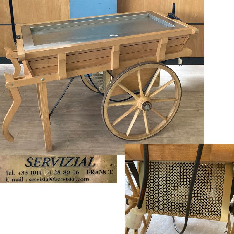 CHARETTE DE SERVICE COMPRENANT UNE PLAQUE EN INOX DE MAINTIENT AU FROID ET SON COMPRESSEUR 220V DE MARQUE SERVIZIAL STRUCTURE EN BOIS CLAIR, ROUES CERCLEES DE METAL ET MAT EN ACIER LAQUE NOIR AVEC SPOT LUMINEUX. 173 X 180 X 84 CM. ARCUEIL 4.