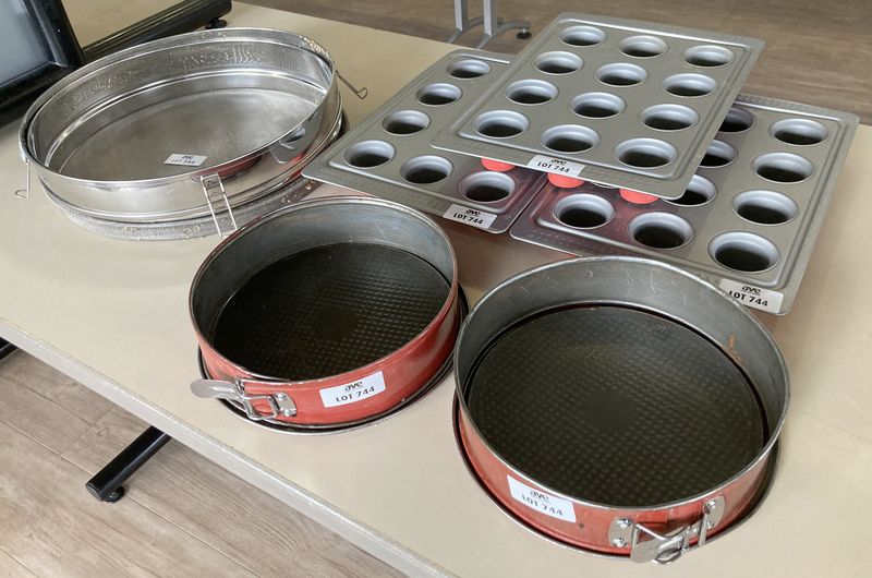 1 MOULE A CHARNIERE EN INOX ALIMENTAIRE 40 CM AVEC TAMIS, 2 MOULES A CHARNIERE 26 CM EN ACIER ET 3 PLAQUES DE 12 MOULES A GATEAU EN ACIER. ARCUEIL 4