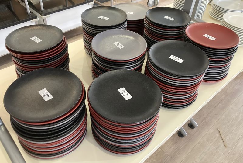 340 APPROX ASSIETTES 24 CM EN PORCELAINE GRISE, ROUGE OU NOIRE DE MARQUE RAK. USURE D'USAGE. ARCUEIL 4.