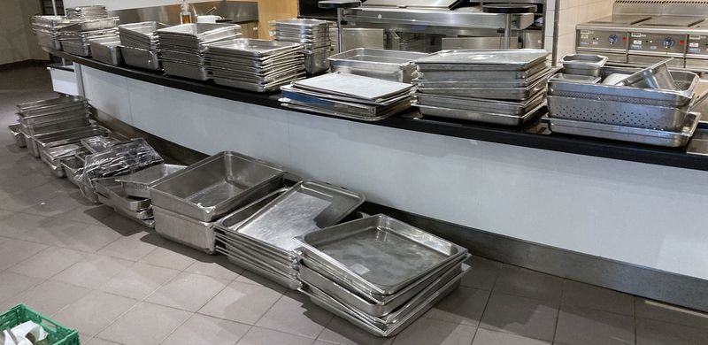 90 BACS GASTRO EN INOX ALIMENTAIRE DIVERS TAILLES DIVERS MODELES ET 22 COUVERCLES DE BACS GASTRO DIVERS MARQUES DIVERS MODELES. ARCUEIL 4.