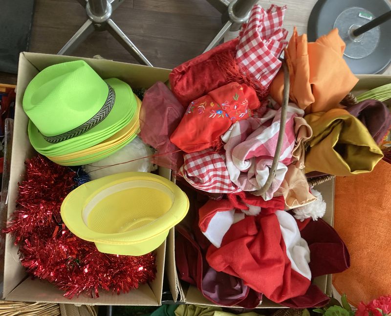 LOT SURPRISE COMPRENANT : 2 VENTILATEURS ELECTRIQUES, 1 ETAGERE A BOUTEILLES EN NYLON, 1 PARASOL, 1 MOULE A CHOCOLAT EN FORME D'HIPPOCAMPE, DECORATIONS SAISONNIERES AUTOMNE ET NOEL, DECORATION THEMATIQUE USA AFRIQUE CHINE... , DRAPEAUX, 120 COUVERTS (APPROX) EN INOX, PANIERS EN OSIER, DECORATION ET PLATEAUX EN BOIS, MASQUE DE VISIERE, SAPIN DE NOEL "CHANTAL THOMASS", CHAPEAUX, POT DE FLEURS, PRESENTOIR, 4 RAMETTES DE PAPIER A3, AIGUISEUR... ARCUEIL 4.