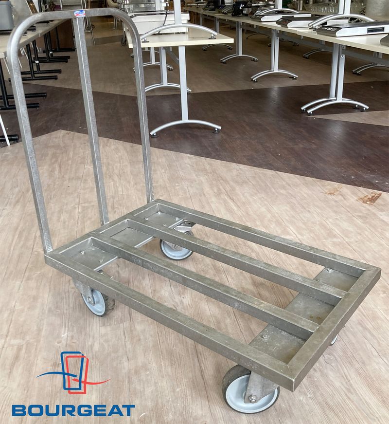 CHARIOT DE MANUTENTION EN INOX ALIMENTAIRE SUR 4 ROULETTES DIRECTIONNELLES DE MARQUE BOURGEAT. 105 X 103 X 60 CM. ARCUEIL 4.