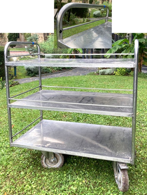 CHARIOT DE SERVICE SUR ROULETTES A 3 NIVEAUX EN INOX ALIMENTAIRE. ACCIDENT. 119 X 99 X 58 CM. ARCUEIL 4.