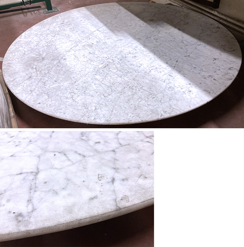 PLATEAU DE TABLE CIRCULAIRE EN MARBRE BLANC ARABESCATO. 4 X 170 CM. ARCUEIL SOUS-SOL POSTE.