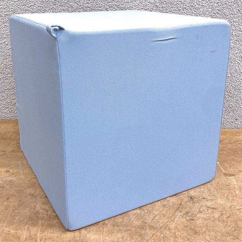 1 UNITES: CUBE PHONIQUE OU ACOUSTIQUE SUSPENDU DE MARQUE MYO MODELE LUGN EN TISSU DE COULEUR BLEU CIEL AVEC OEILLET D'ACCROCHAGE. HOUSSE DEHOUSSABLE ET REMBOURRAGE EN MOUSSE. 50 X 50 X 50 CM.