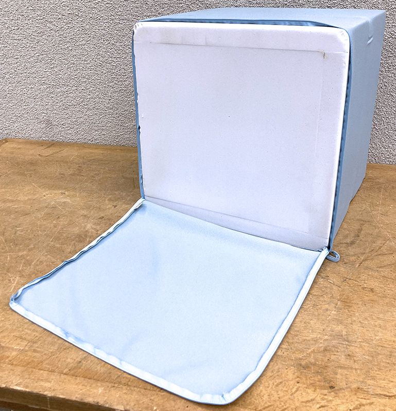 1 UNITE: CUBE PHONIQUE OU ACOUSTIQUE SUSPENDU DE MARQUE MYO MODELE LUGN EN TISSU DE COULEUR BLEU CIEL AVEC OEILLET D'ACCROCHAGE. HOUSSE DEHOUSSABLE ET REMBOURRAGE EN MOUSSE. 50 X 50 X 50 CM.