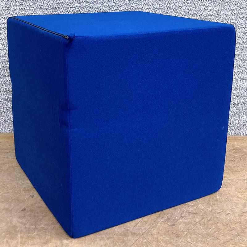 3 UNITES: CUBE PHONIQUE OU ACOUSTIQUE SUSPENDU DE MARQUE MYO MODELE LUGN EN TISSU DE COULEUR BLEU ROYAL AVEC OEILLET D'ACCROCHAGE. HOUSSE DEHOUSSABLE ET REMBOURRAGE EN MOUSSE. 50 X 50 X 50 CM.