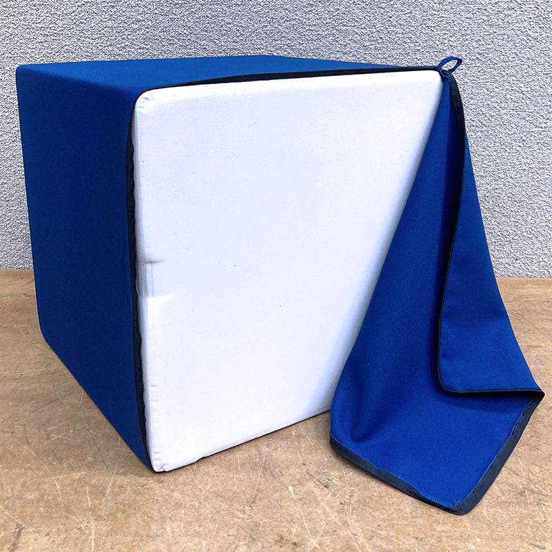 2 UNITES: CUBE PHONIQUE OU ACOUSTIQUE SUSPENDU DE MARQUE MYO MODELE LUGN EN TISSU DE COULEUR BLEU ROYAL AVEC OEILLET D'ACCROCHAGE. HOUSSE DEHOUSSABLE ET REMBOURRAGE EN MOUSSE. 50 X 50 X 50 CM.