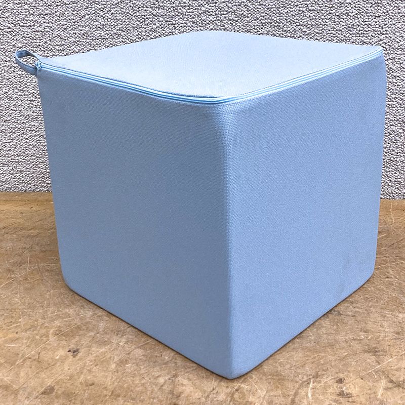 CUBE PHONIQUE OU ACOUSTIQUE SUSPENDU DE MARQUE MYO MODELE LUGN EN TISSU DE COULEUR BLEU CIEL AVEC OEILLET D'ACCROCHAGE. HOUSSE DEHOUSSABLE ET REMBOURRAGE EN MOUSSE. 31 X 31 X 31 CM.