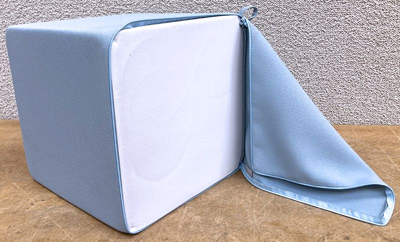 CUBE PHONIQUE OU ACOUSTIQUE SUSPENDU DE MARQUE MYO MODELE LUGN EN TISSU DE COULEUR BLEU CIEL AVEC OEILLET D'ACCROCHAGE. HOUSSE DEHOUSSABLE ET REMBOURRAGE EN MOUSSE. 31 X 31 X 31 CM.