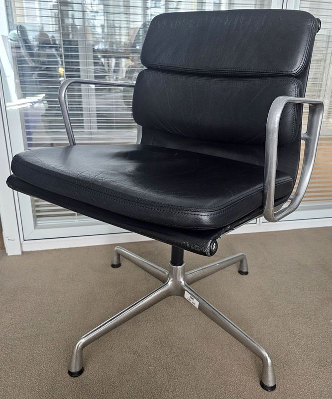 FAUTEUIL PIVOTANT DESIGN CHARLES ET RAY EAMES MODELE SOFT PAD EA208 EDITION VITRA, STRUCTURE EN ALUMINIUM, GARNITURE EN CUIR NOIR REPOSANT SUR UN PIETEMENT EN ETOILE A 4 BRANCHES SUR PATINS. 84 X 58 X 69 CM. ALUMINIUM ET CUIR LEGEREMENT RAYE. ASSISE ET DOSSIER LEGEREMENT GRIFFE.