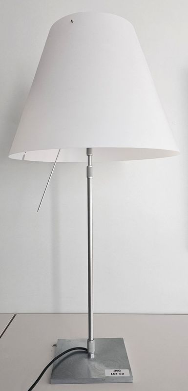 2 UNITES: LAMPE A POSER A HAUTEUR AJUSTABLE DESIGN PAOLO RIZZATTO MODELE CONSTANZA EDITION LUCE PLAN ABAT-JOUR EN POLYMERE DE COULEUR BLANC REPOSANT SUR UNE STRUCTURE ET BASE EN ALUMINIUM ET FONTE D'ALUMINIUM. LUMIERE DIFFUSE A DECLENCHEMENT TACTILE. HAUTEUR MAX : 110 CM, HAUTEUR MIN : 67 CM, 40 X 40 CM.