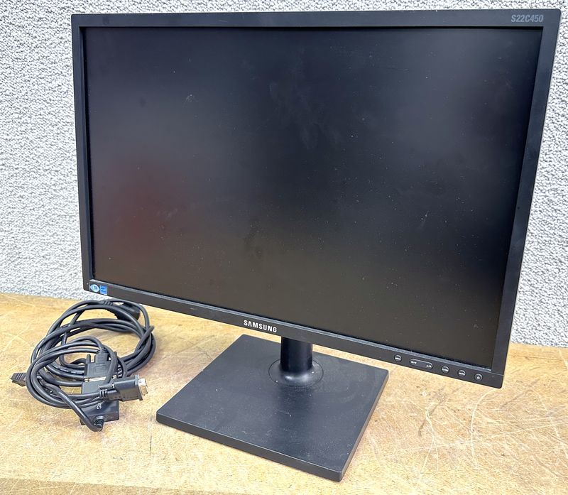 1 UNITE: MONITEUR SUR PIED A ECRAN LED 22 POUCES DE MARQUE SAMSUNG MODEL S22E450 OU S22C450. VENDU AVEC OU SANS CABLE D'ALIMENTATION ET VIDEO.