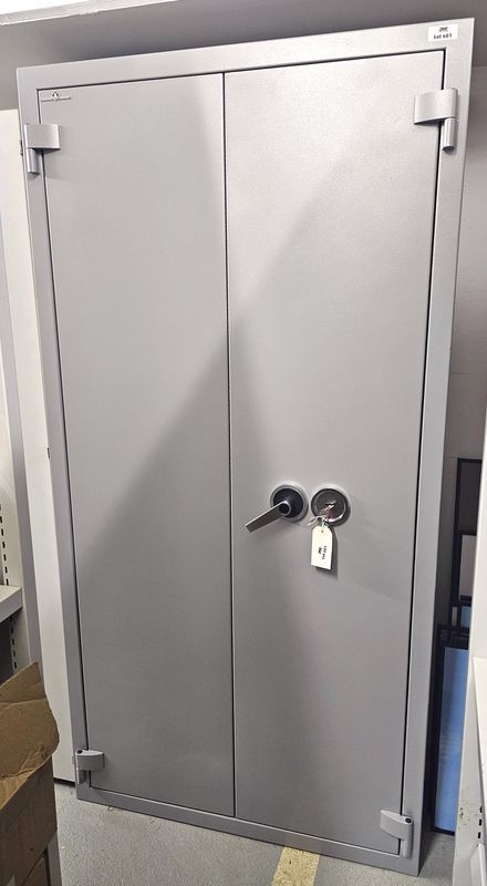 ARMOIRE FORTE A CLEF EN ACIER LAQUE GRIS OUVRANT PAR 2 PORTES SUR 5 ETAGERES DE MARQUE HARTMAN TRESORE MODELE UP0700G1. 198 X 100 X 48 CM, 230 KG. VENDU AVEC 2 CLEFS.