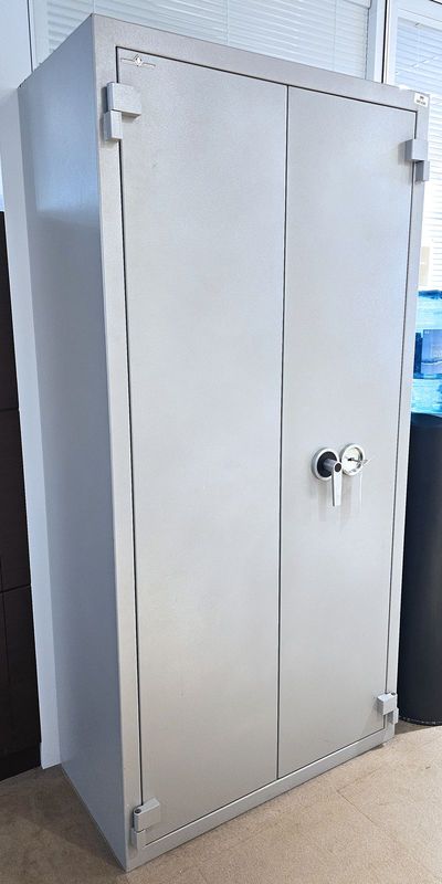 ARMOIRE FORTE IGNIFUGEE A CLEF EN ACIER LAQUE GRIS OUVRANT PAR 2 PORTES SUR 5 ETAGERES DE MARQUE HARTMANN TRESOR MODELE UP0700G1. VENDU AVEC 2 CLEFS. POIDS DE L'ARMOIRE 230 KG. 197 X 100 X 48 CM.