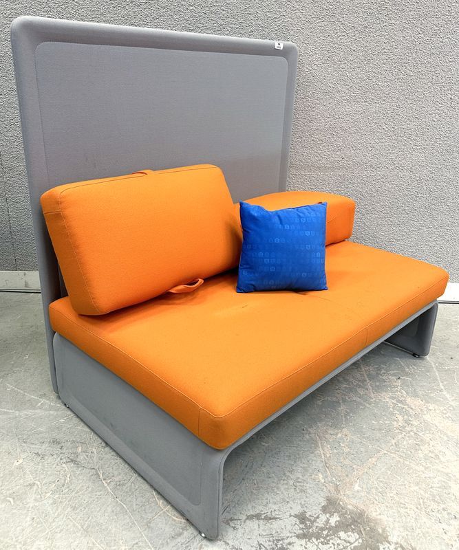 BANQUETTE DESIGN TOAN NGUYEN MODELE LAGUNITAS EDITION COALESSE A DOSSIER HAUT ET COUSSIN AJUSTABLE EN TISSU DE COULEUR GRIS SOURI ET ORANGE. TACHES. 128 X 128 X 84 CM. VENDU AVEC 1 COUSSIN. 2 UNITES. VENDU A L'UNITE AVEC FACULTE DE REUNION.