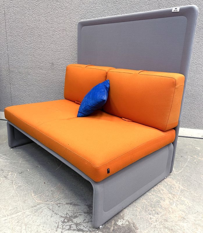 BANQUETTE DESIGN TOAN NGUYEN MODELE LAGUNITAS EDITION COALESSE A DOSSIER HAUT ET COUSSIN AJUSTABLE EN TISSU DE COULEUR GRIS SOURI ET ORANGE. TACHES. 128 X 128 X 84 CM. VENDU AVEC 1 COUSSIN. 2 UNITES. VENDU A L'UNITE AVEC FACULTE DE REUNION.