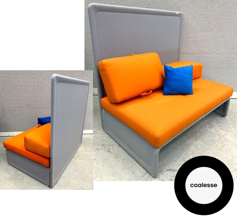 BANQUETTE DESIGN TOAN NGUYEN MODELE LAGUNITAS EDITION COALESSE A DOSSIER HAUT ET COUSSIN AJUSTABLE EN TISSU DE COULEUR GRIS SOURI ET ORANGE. TACHES. 128 X 128 X 84 CM. VENDU AVEC 1 COUSSIN. 2 UNITES. VENDU A L'UNITE AVEC FACULTE DE REUNION.