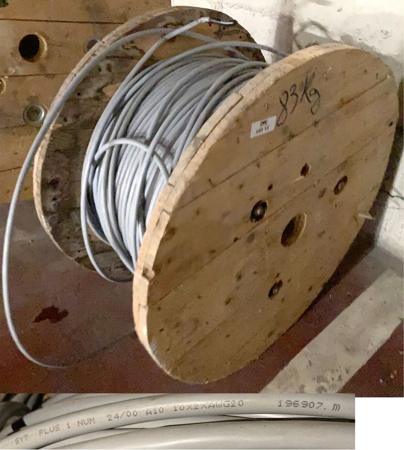 TOURET DE CABLES DE CUIVRE SYT PLUS 1 NUM 24/00 A10 10X2XAWG20. POIDS BRUT 83 KG, DIAMETRE DU TOURET 75 CM POIDS APPROXIMATIF DU TOURET 25 KG, DIAMETRE DU CABLE 2 CM. ARCUEIL 3 -1