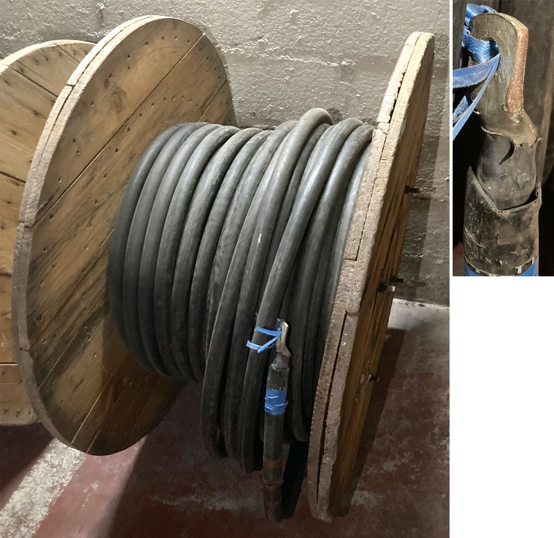 TOURET DE CABLES DE CUIVRE. POIDS BRUT 231 KG, DIAMETRE DU TOURET 105 CM POIDS APPROXIMATIF DU TOURET 55 KG, DIAMETRE DU CABLE 4 CM. ARCUEIL 3 -1