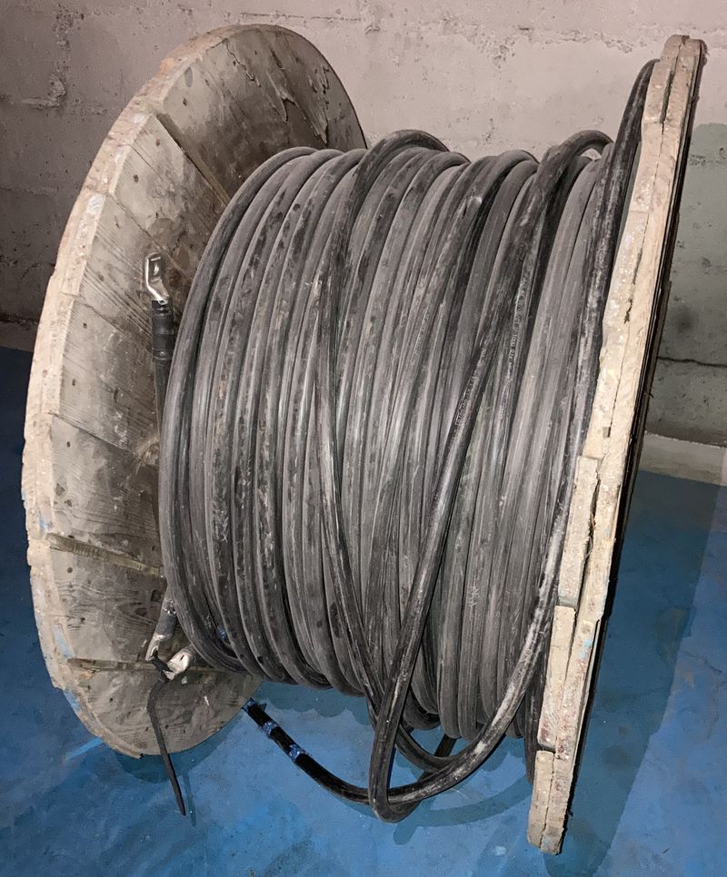 TOURET DE CABLES DE CUIVRE. POIDS BRUT 430 KG, DIAMETRE DU TOURET 99 CM POIDS APPROXIMATIF DU TOURET 50 KG, DIAMETRE DU CABLE 2,5 CM. ARCUEIL 3 -1