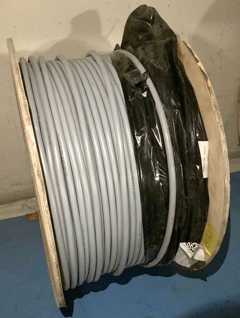 TOURET DE CABLES DE CUIVRE HI-FLEX-CY-1000 5G6 A39-007. POIDS BRUT 316 KG, DIAMETRE DU TOURET 90 CM POIDS APPROXIMATIF DU TOURET 40 KG, DIAMETRE DU CABLE 2 CM. ARCUEIL 3 -1