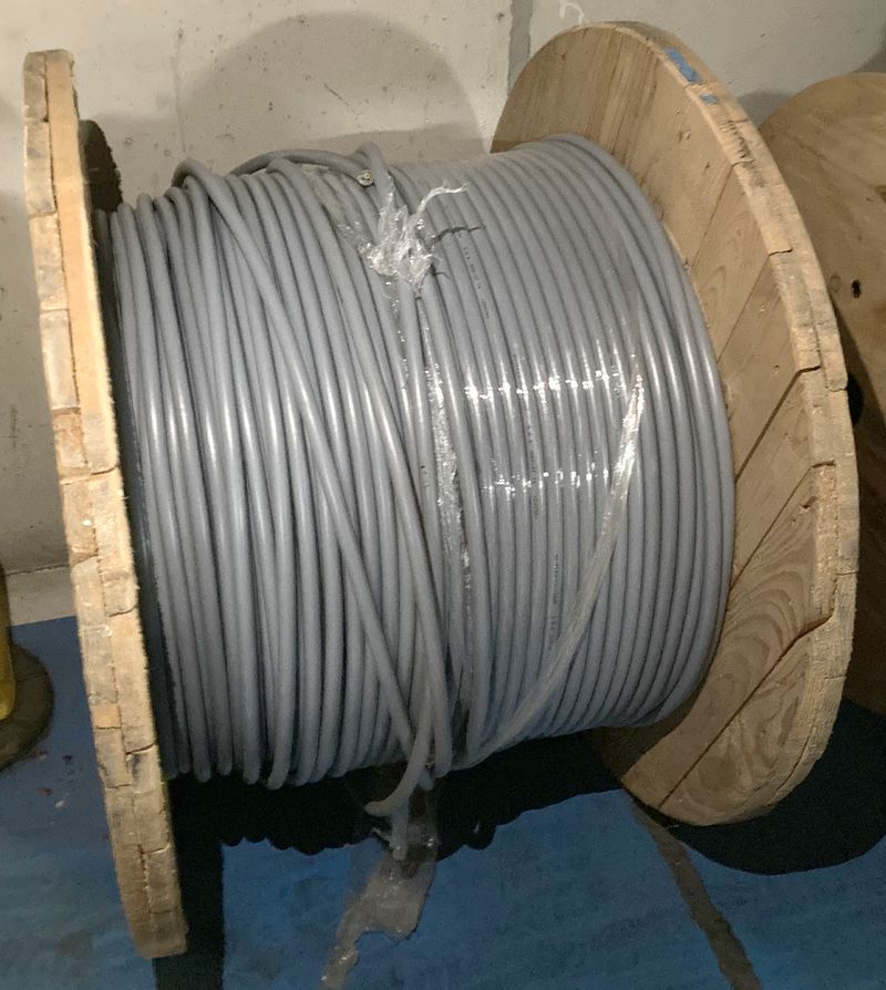 TOURET DE CABLES DE CUIVRE HI-FLEX-CY-1000V 3G6 A39-37. POIDS BRUT 219 KG, DIAMETRE DU TOURET 98 CM POIDS APPROXIMATIF DU TOURET 50 KG, DIAMETRE DU CABLE 2 CM. ARCUEIL 3 -1