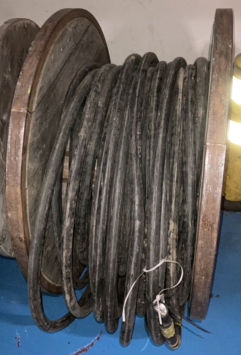 TOURET DE CABLES DE CUIVRE. POIDS BRUT 266 KG, DIAMETRE DU TOURET 105 CM POIDS APPROXIMATIF DU TOURET 65 KG, DIAMETRE DU CABLE 4 CM. ARCUEIL 3 -1