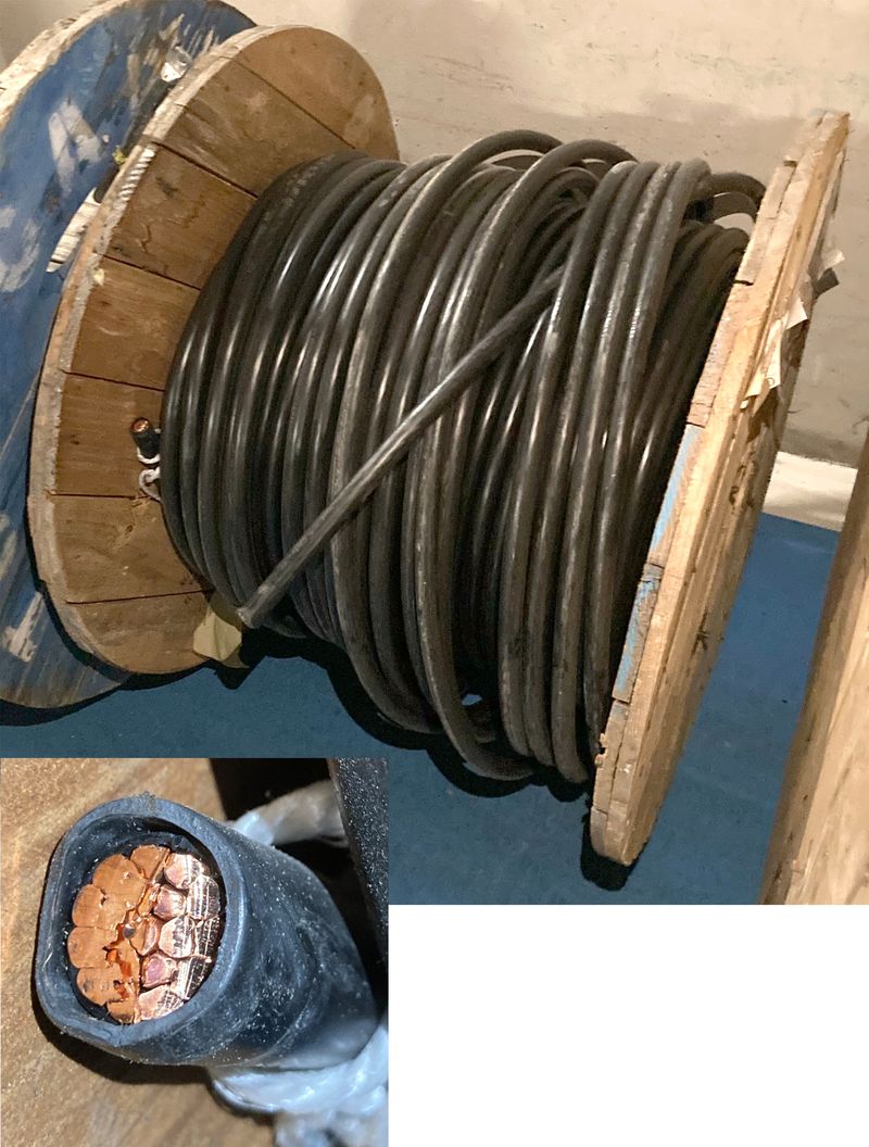 TOURET DE CABLES DE CUIVRE. POIDS BRUT 233 KG, DIAMETRE DU TOURET 75 CM POIDS APPROXIMATIF DU TOURET 30 KG, DIAMETRE DU CABLE 2 CM. ARCUEIL 3 -1