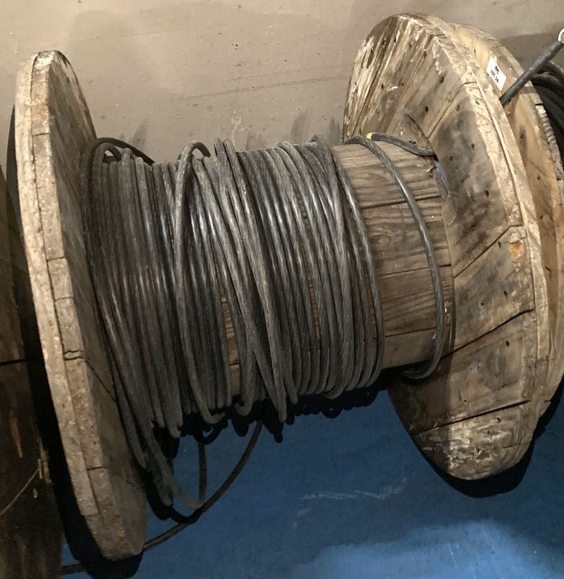 TOURET DE CABLES DE CUIVRE RV-K 1X3000 0,6/1KV. POIDS BRUT 55 KG, DIAMETRE DU TOURET 80 CM POIDS APPROXIMATIF DU TOURET 30 KG, DIAMETRE DU CABLE 1 CM. ARCUEIL 3 -1