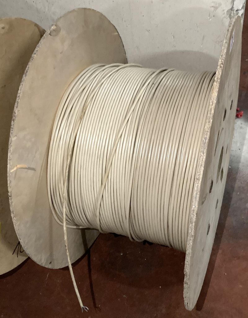 TOURET DE CABLES DE CUIVRE RESEAU. DIAMETRE DU TOURET 60 CM POIDS APPROXIMATIF DU TOURET 18 KG. ARCUEIL 3 -1