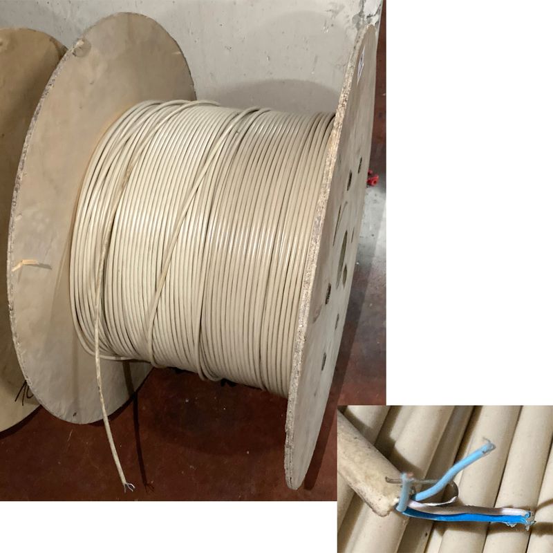 TOURET DE CABLES DE CUIVRE RESEAU. DIAMETRE DU TOURET 60 CM POIDS APPROXIMATIF DU TOURET 18 KG. ARCUEIL 3 -1