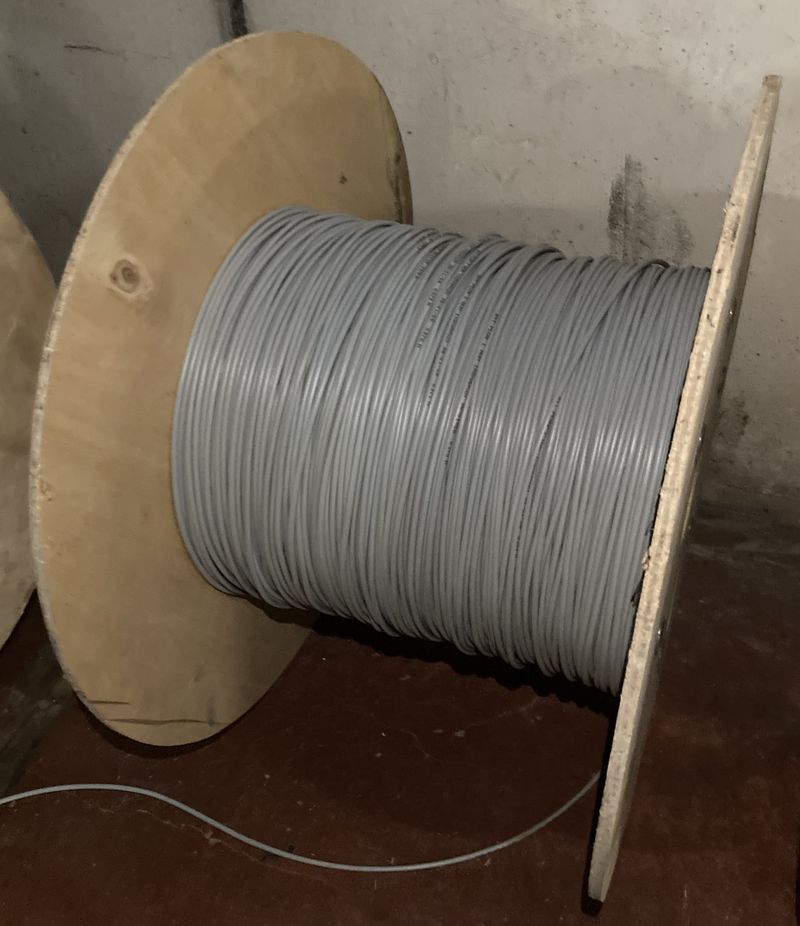 TOURET DE CABLES DE CUIVRE SYT PLUS 1 NUM 1X2XAWG20 38-01/08. LONGUEUR 373 M, DIAMETRE DU TOURET 98 CM POIDS APPROXIMATIF DU TOURET 50 KG. ARCUEIL 3 -1