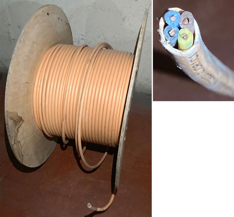 TOURET DE CABLES DE CUIVRE. DIAMETRE DU TOURET 59 CM POIDS APPROXIMATIF DU TOURET 18 KG, DIAMETRE DU CABLE 1 CM. ARCUEIL 3 -1