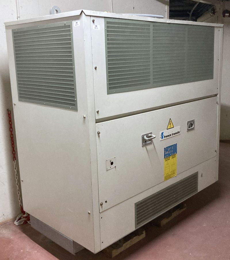 TRANSFORMATEUR ENROBE 3 PHASES 50HZ 800 KVA ANNEE 1991 DE MARQUE FRANCE TRANSFORMATEUR MODELE 183540-2. 170 X 172 X 96 CM. POIDS TOTAL 2430 KG. ARCUEIL CAFET -1.