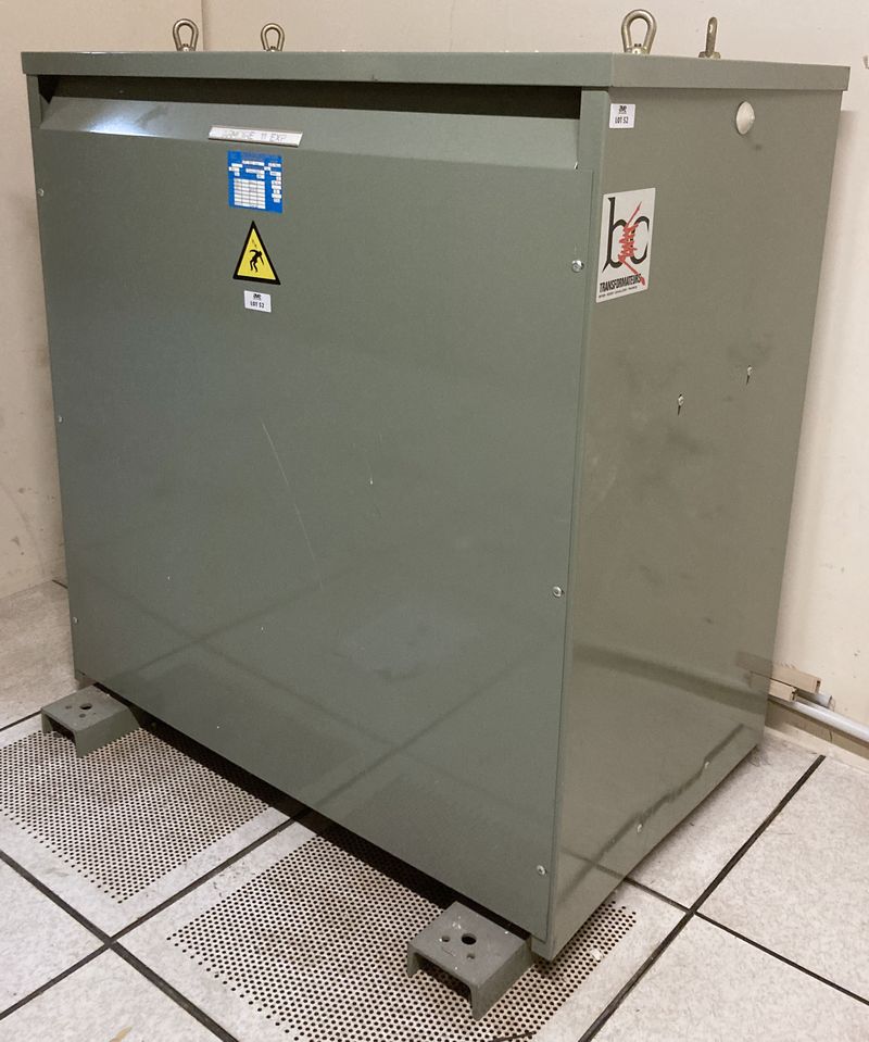 TRANSFORMATEUR TRIPHASE NFC52100 80 KVA DE MARQUE BC MODELE 431966 ANNEE 1990. 128 X 111 X 90 CM. POIDS 550 KG. ARCUEIL 3 -1 RESERVE.