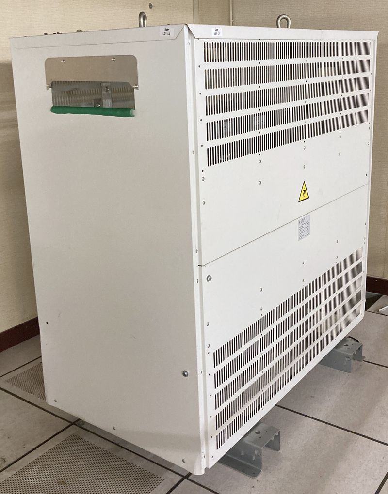 TRANSFORMATEUR TRIPHASE 800 KVA 50 HZ DE MARQUE BC MODELE 312201/001. 158 X 153 X 54 CM. POIDS 1850 KG. ARCUEIL 3 -1 RESERVE.