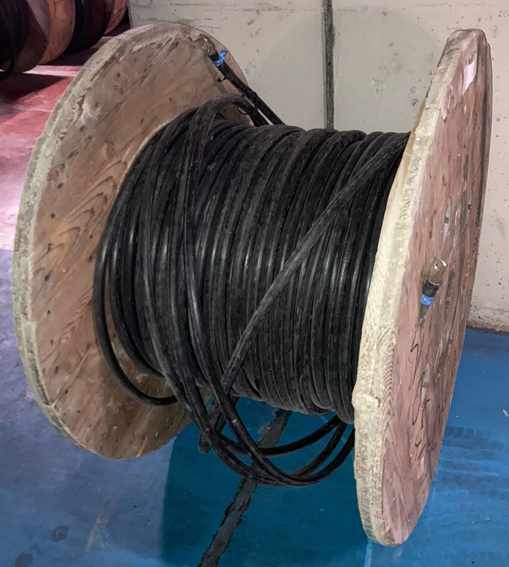 TOURET DE CABLES DE CUIVRE. POIDS BRUT 228 KG, DIAMETRE DU TOURET 108 CM POIDS APPROXIMATIF DU TOURET 55 KG, DIAMETRE DU CABLE 2,5 CM. ARCUEIL 3 -1