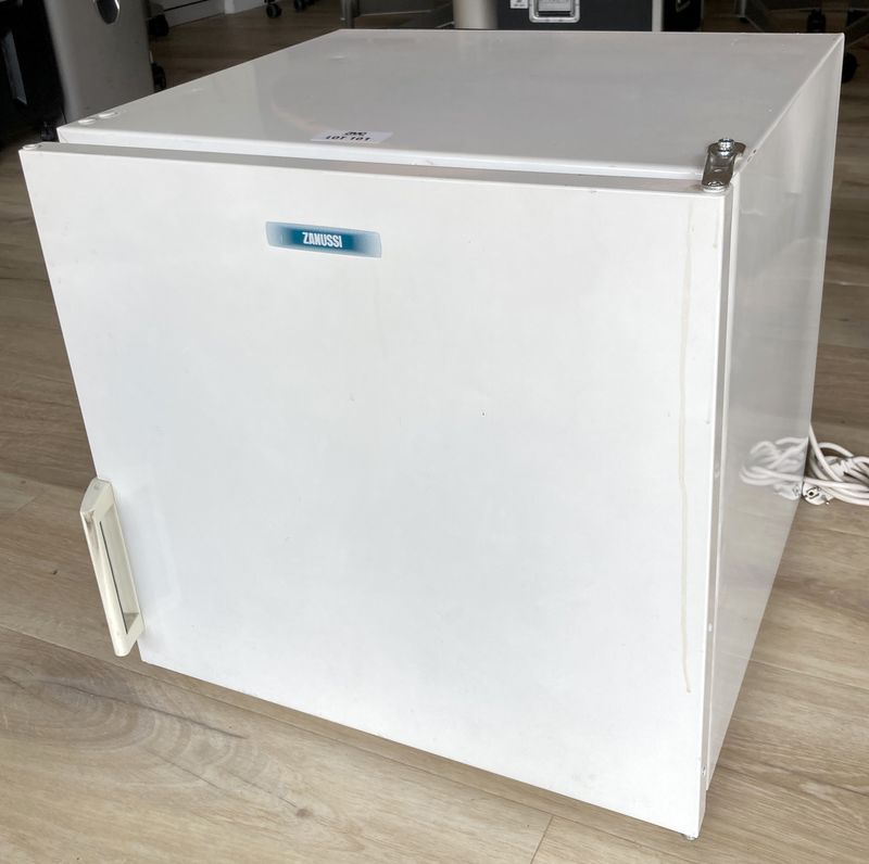 MINI REFRIGERATEUR AVEC ESPACE CONGELATION (5 LITRES) OUVRANT PAR UNE PORTE SUR 1 ETAGERE DE MARQUE ZANUSSI MODELE ZFT70. 70 LITRES. 52 X 52,5 X 56 CM. ARCUEIL 4.