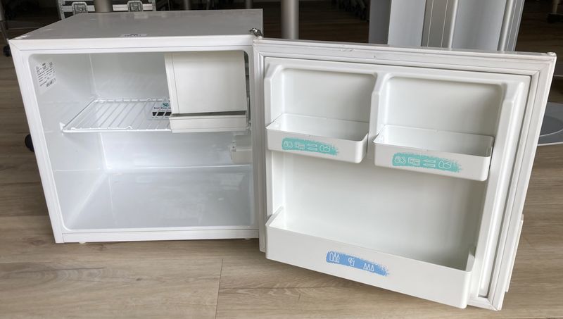 MINI REFRIGERATEUR AVEC ESPACE CONGELATION (5 LITRES) OUVRANT PAR UNE PORTE SUR 1 ETAGERE DE MARQUE ZANUSSI MODELE ZFT70. 70 LITRES. 52 X 52,5 X 56 CM. ARCUEIL 4.