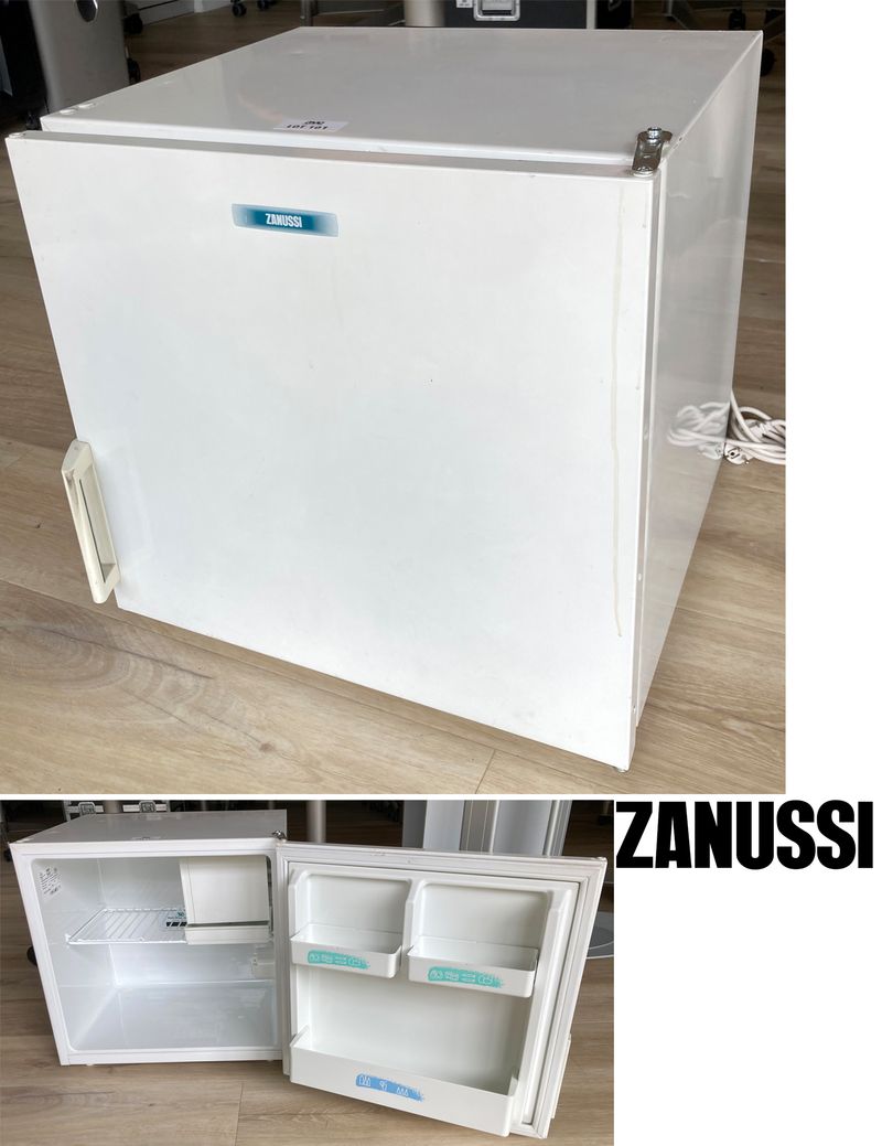 MINI REFRIGERATEUR AVEC ESPACE CONGELATION (5 LITRES) OUVRANT PAR UNE PORTE SUR 1 ETAGERE DE MARQUE ZANUSSI MODELE ZFT70. 70 LITRES. 52 X 52,5 X 56 CM. ARCUEIL 4.