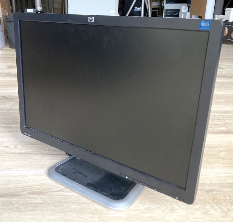 MONITEUR 23 POUCES SUR PIED DE MARQUE HP MODELE HSTND-2381-B AVEC CABLE D'ALIMENTATION ET CABLE VIDEO. ARCUEIL 4.