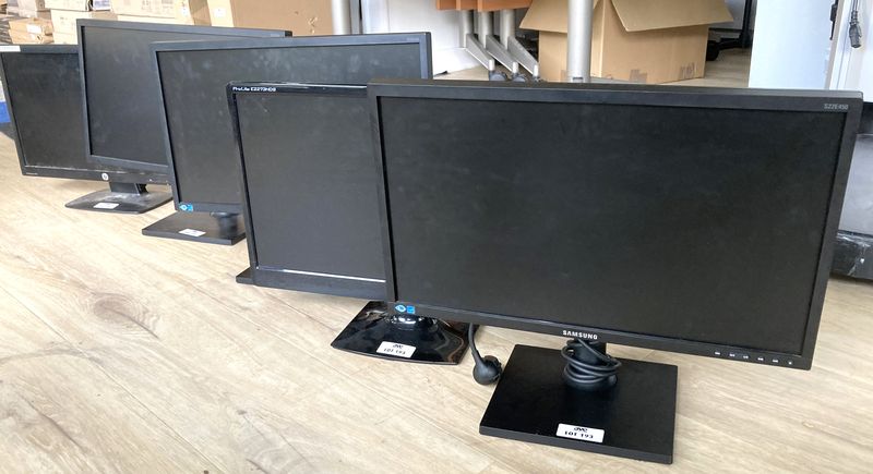 5 MONITEURS 22 POUCES SUR PIED DIVERSES MARQUES ET DIVERS MODELES DONT DE MARQUE SAMSUNG MODELE S22E450B, DE MARQUE HP PRODISPLAY P221 MONITOR ET DE MARQUE IIYAMA MODELE PROLITE E2273HDS. VENDU AVEC OU SANS ALIMENTATION. ARCUEIL 4.