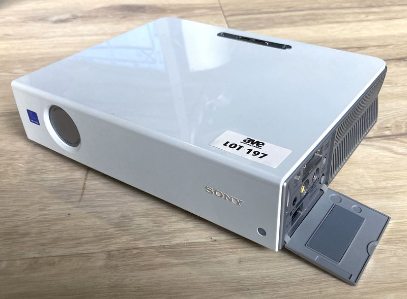 VIDEOPROJECTEUR DE MARQUE SONY MODELE VPL-C5X AVEC SA MALETTE SON CABLE D'ALIMENTATION SON CABLE VIDEO ET SA TELECOMMANDE. ARCUEIL 4.