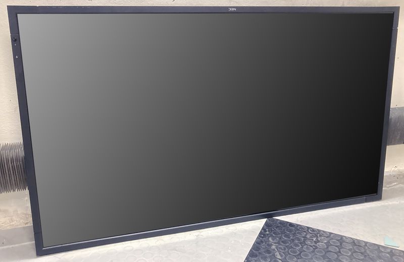 MONITEUR LCD 55 POUCES SUR PIED DE MARQUE NEC MODELE MULTISYNC X552S. ARCUEIL 3 00 RESERVE.