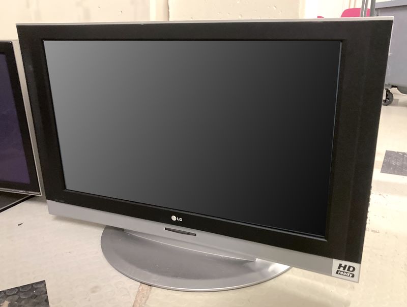 MONITEUR 42 POUCES SUR PIED DE MARQUE LG MODELE 42PC3RA. ARCUEIL 3 00 RESERVE.